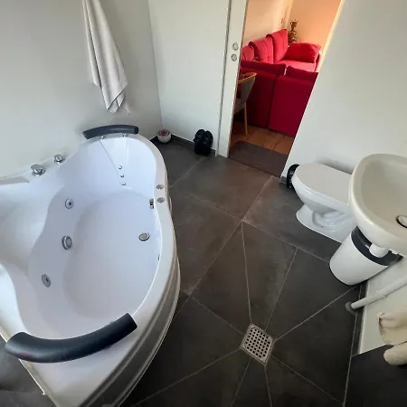 아파트 Small And House 5 Min To The Ranum